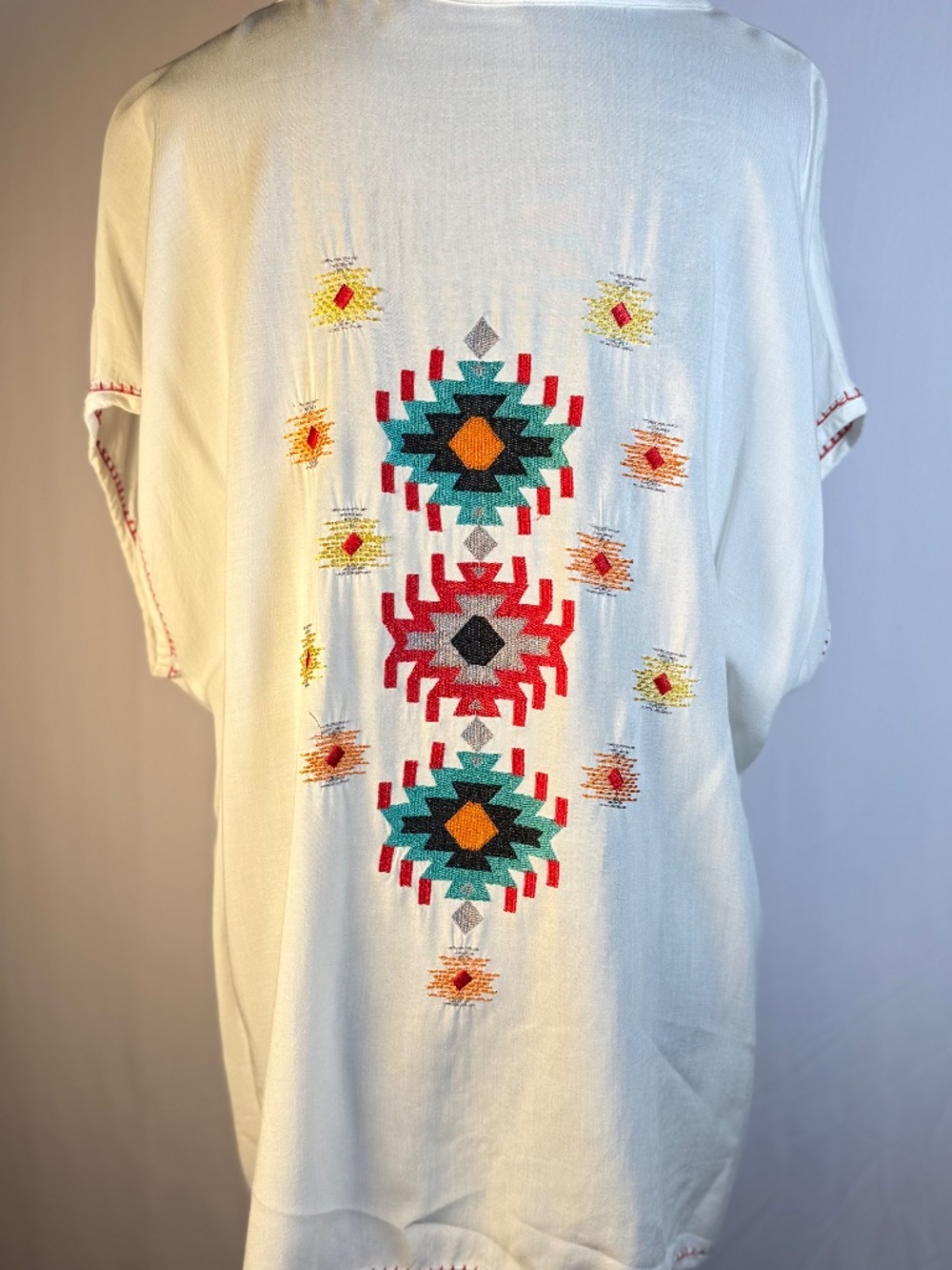 Origami by Vivien Aztec embroidered designed capped sleeveless top.  Size XXL - Picture 4 of 9